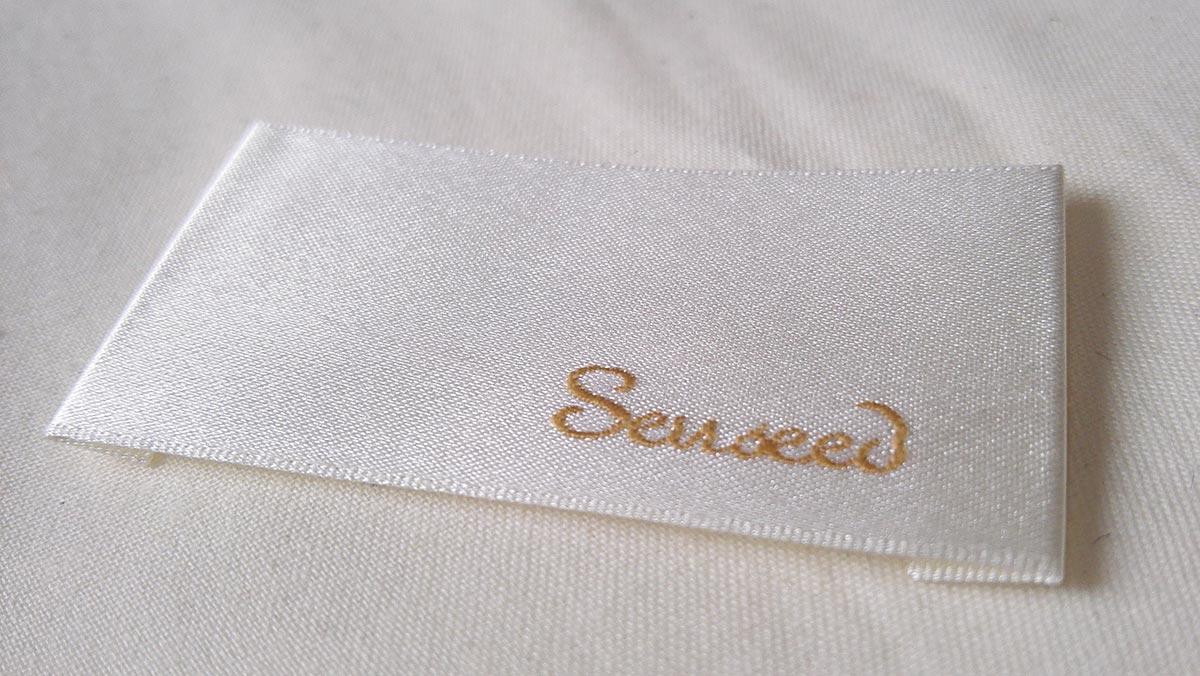 shuttle-loom-woven-clothing-label-with-logo